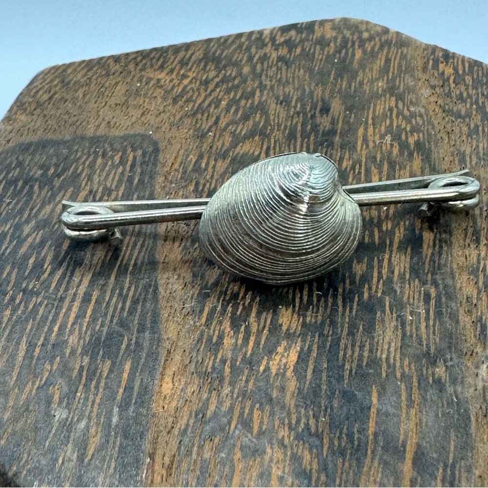 Vintage clam shell textured collar pin silver tone